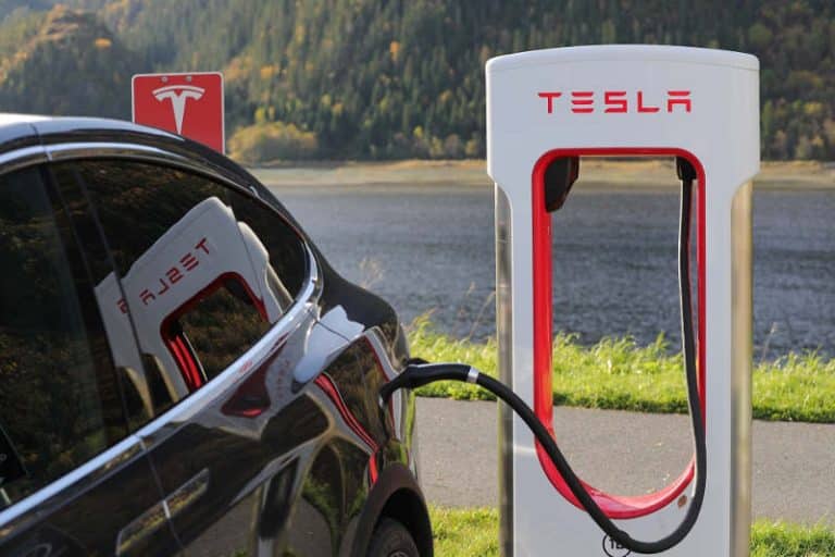 Tesla estudia salir de la Bolsa